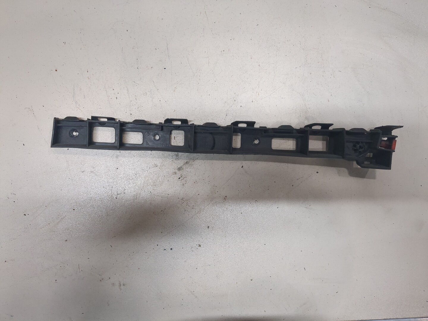 Кронштейн переднего бампера правый