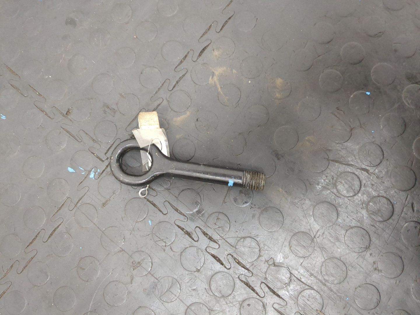 Крюк буксировочный