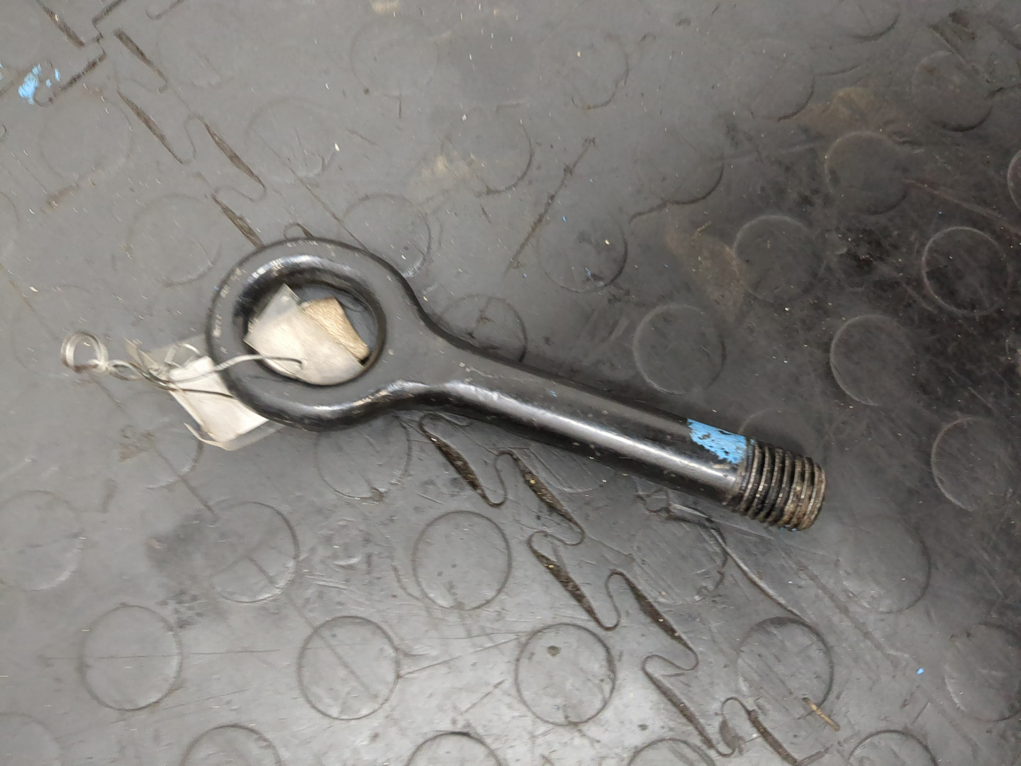 Крюк буксировочный