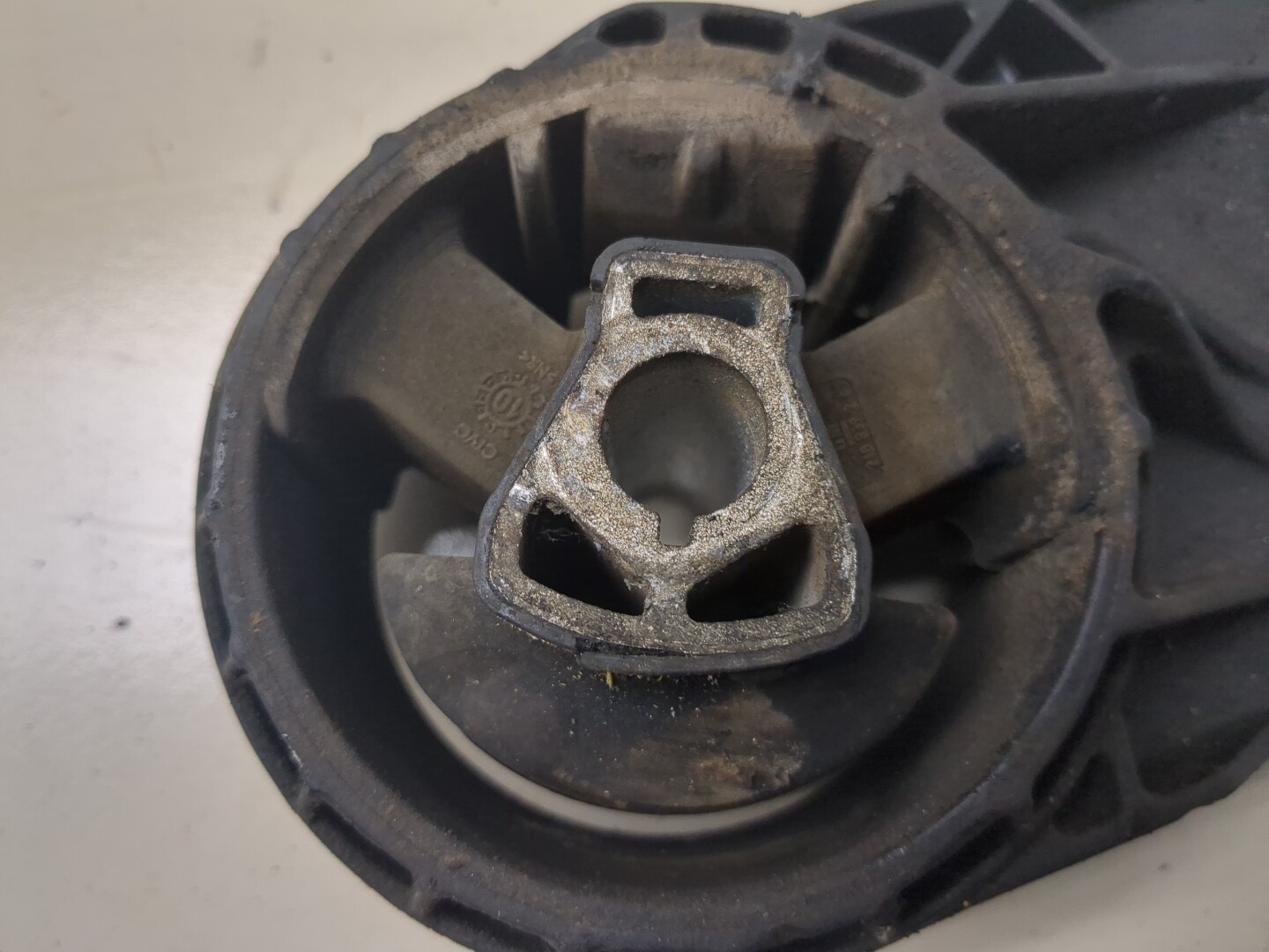 Опора КПП левая