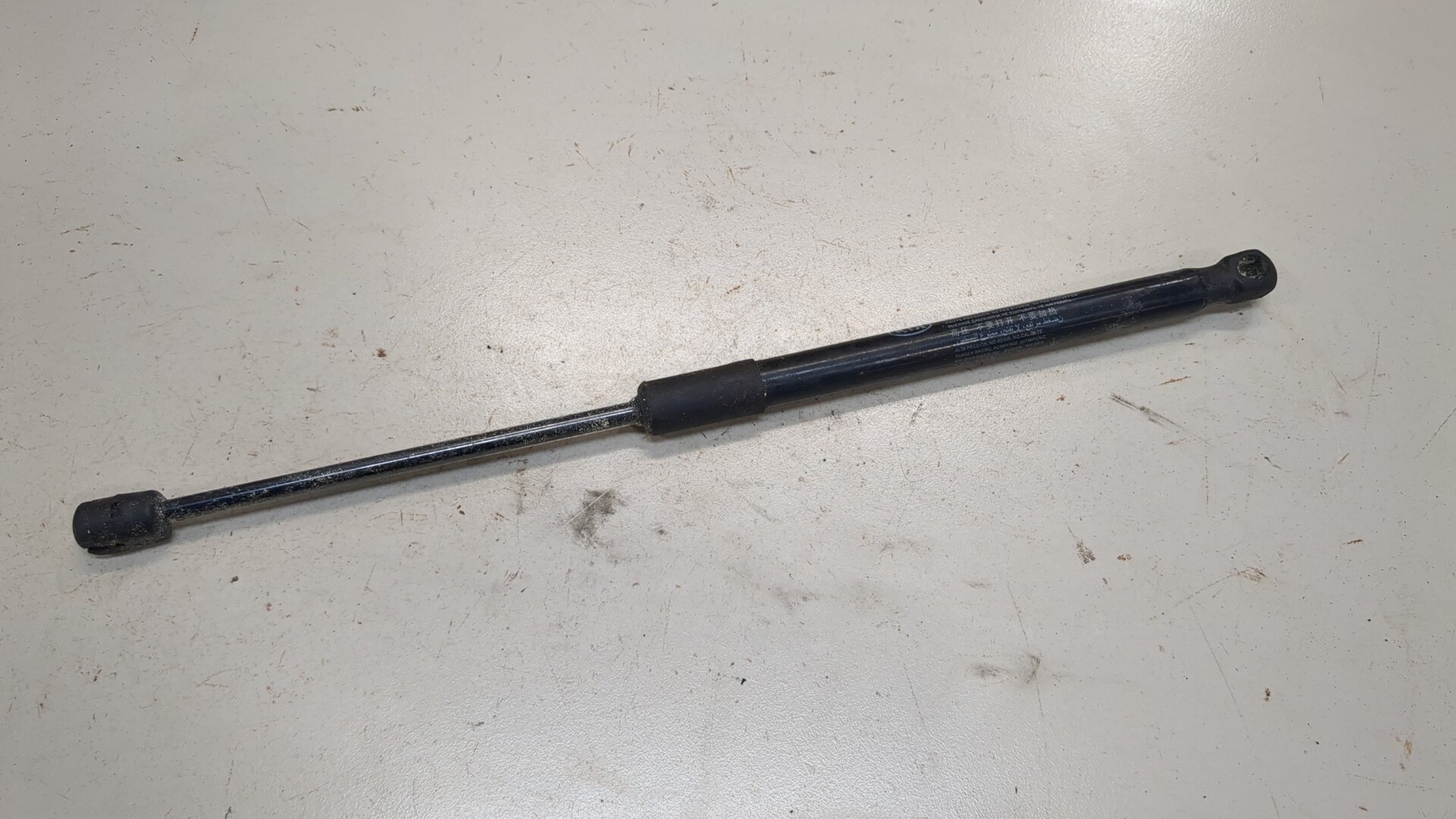 Амортизатор капота