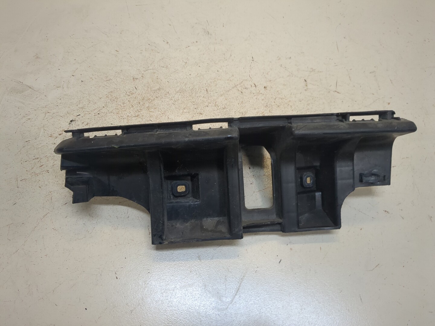 Кронштейн заднего бампера левый