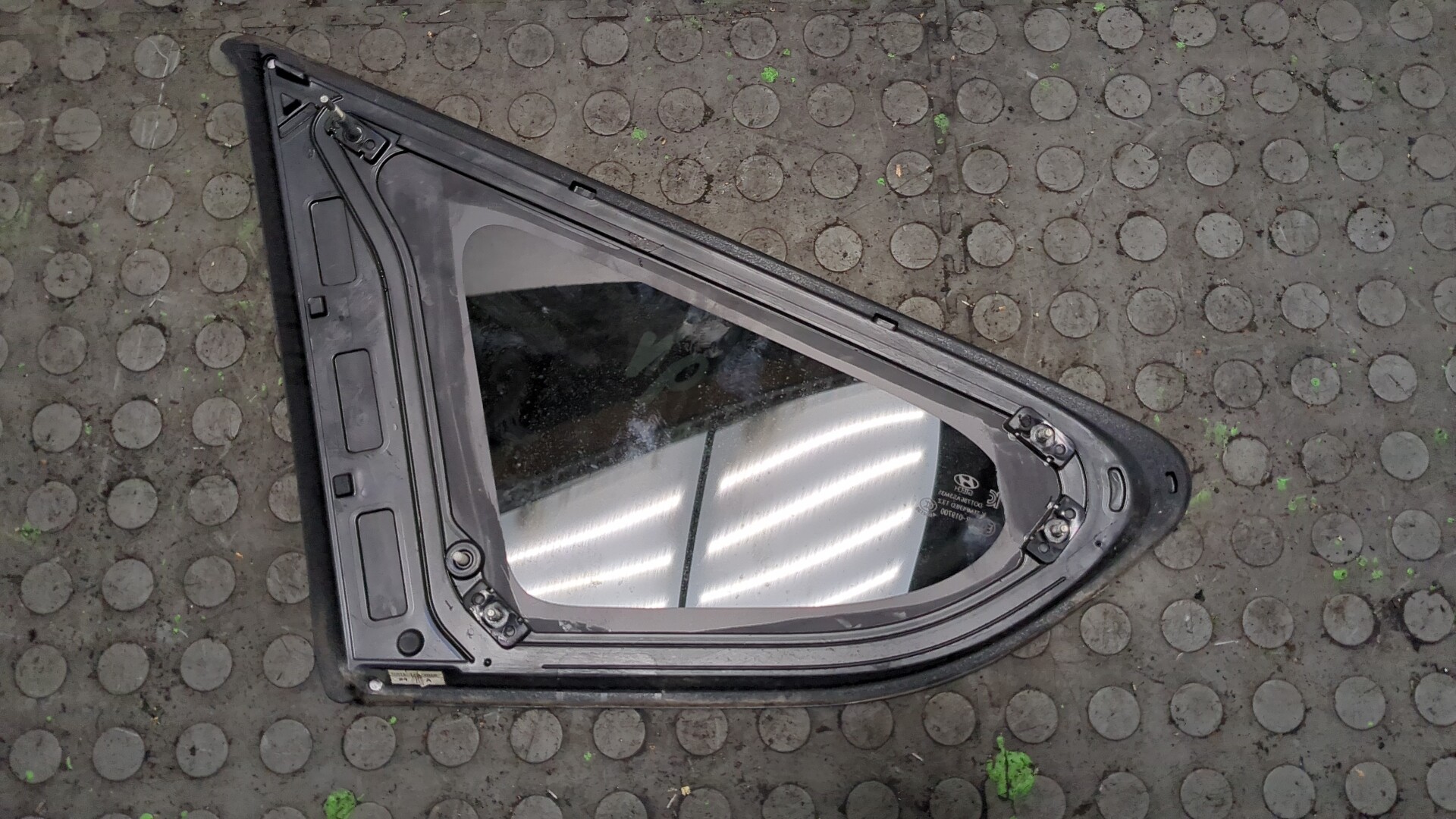 Стекло кузовное глухое правое