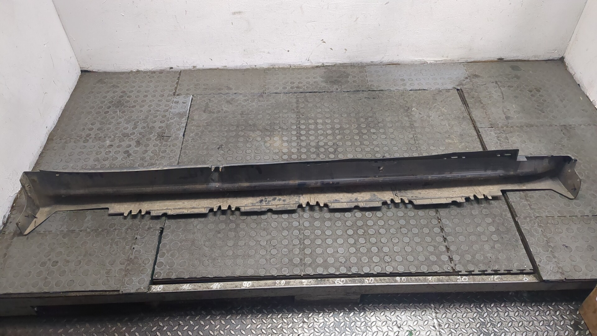 Подножка левая