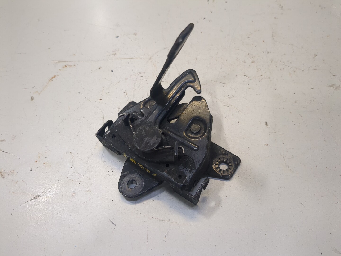 Замок капота