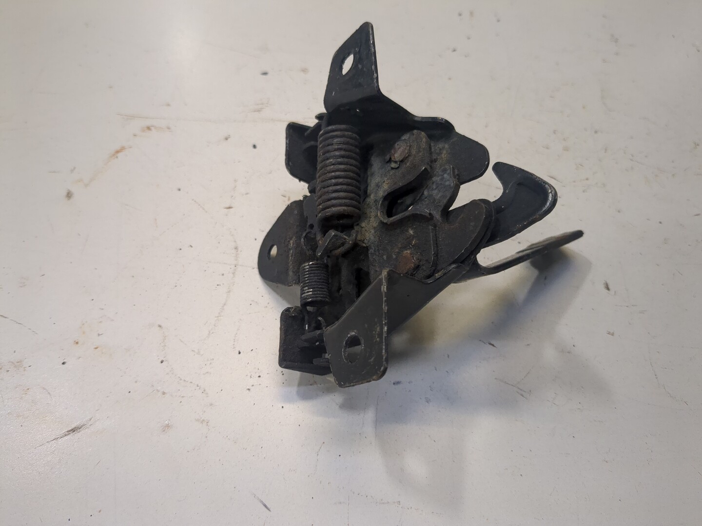 Замок капота