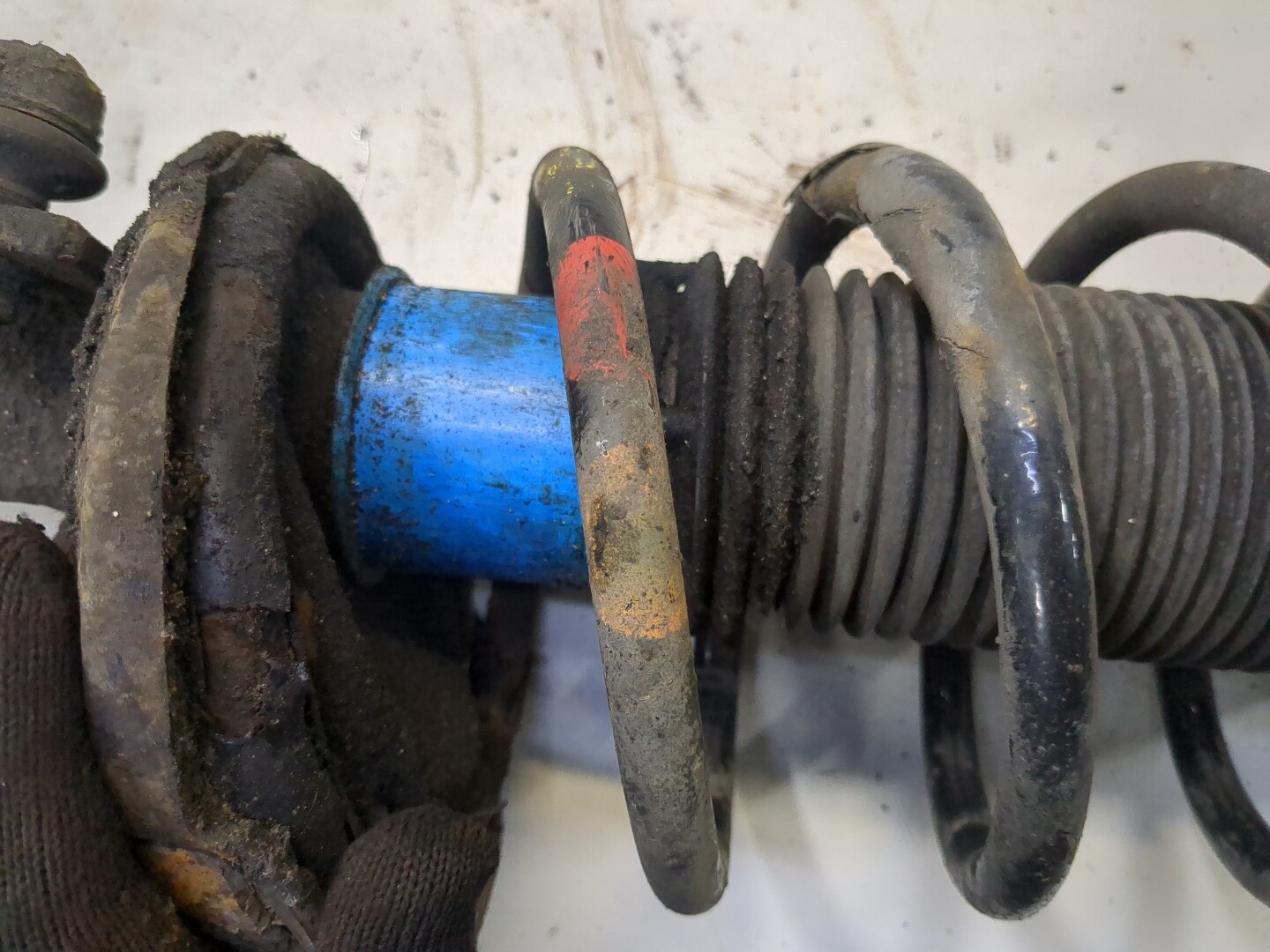 Амортизатор передний правый