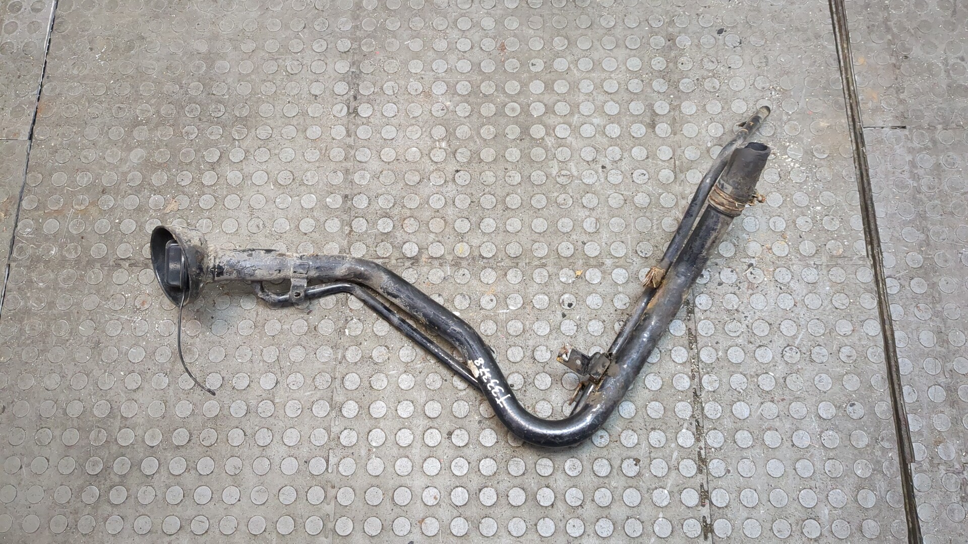 Горловина топливного бака