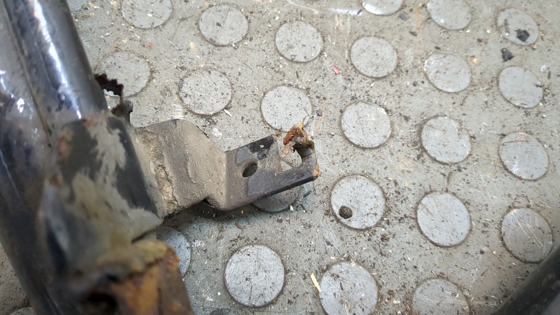 Горловина топливного бака