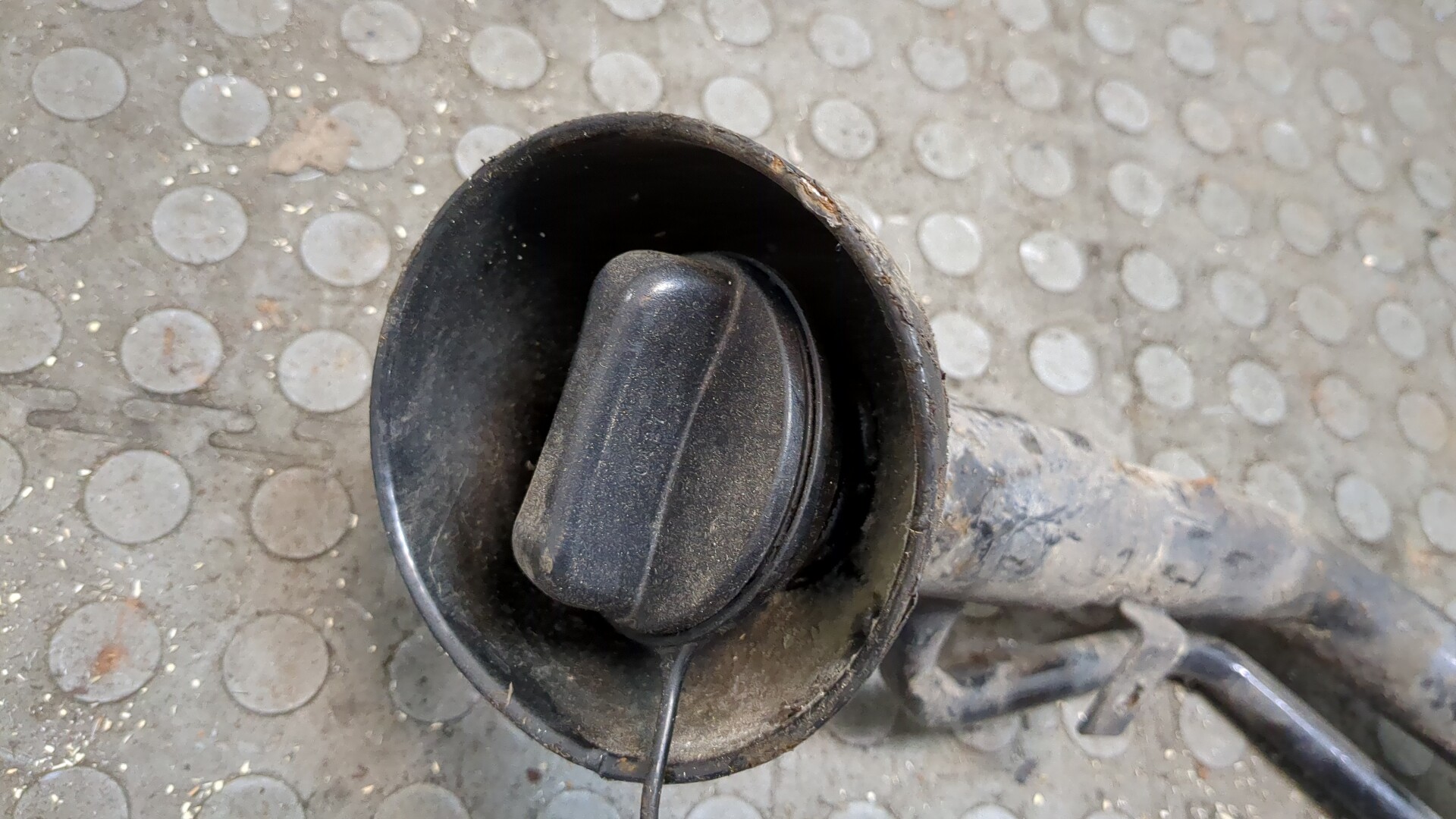 Горловина топливного бака