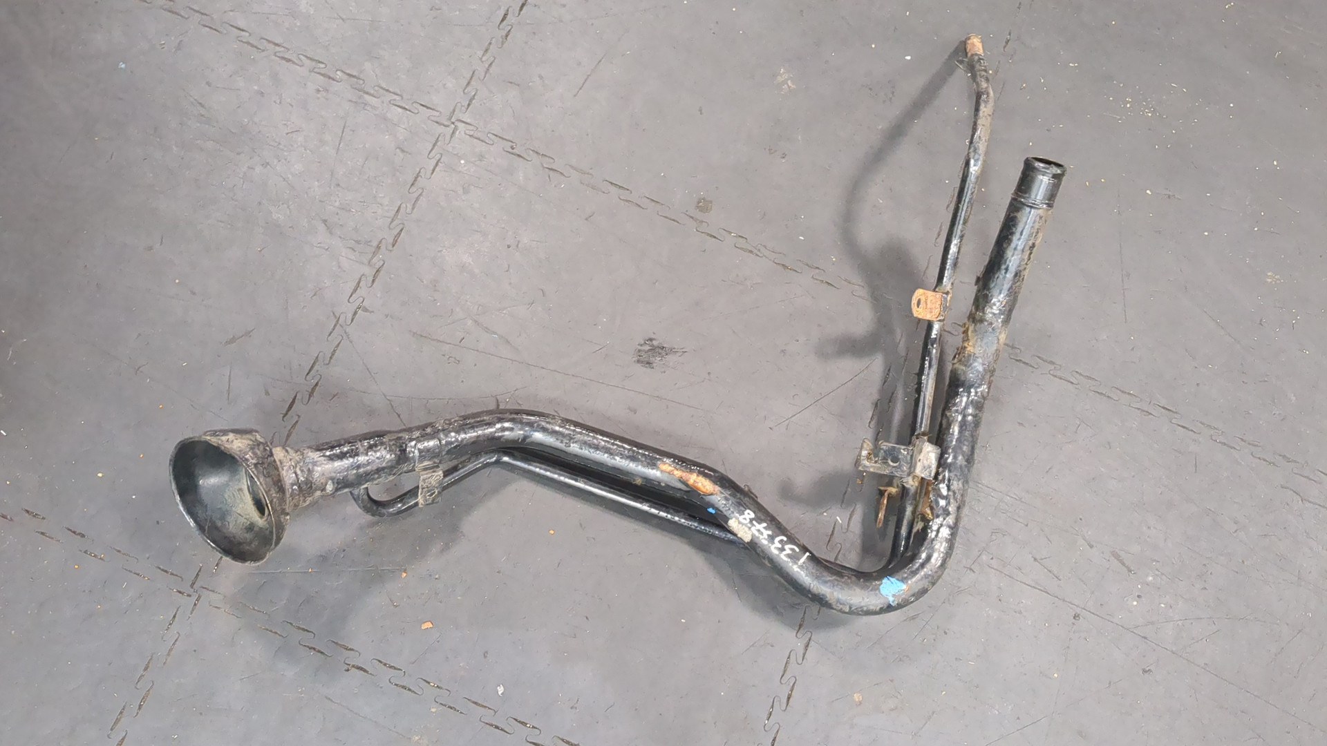 Горловина топливного бака