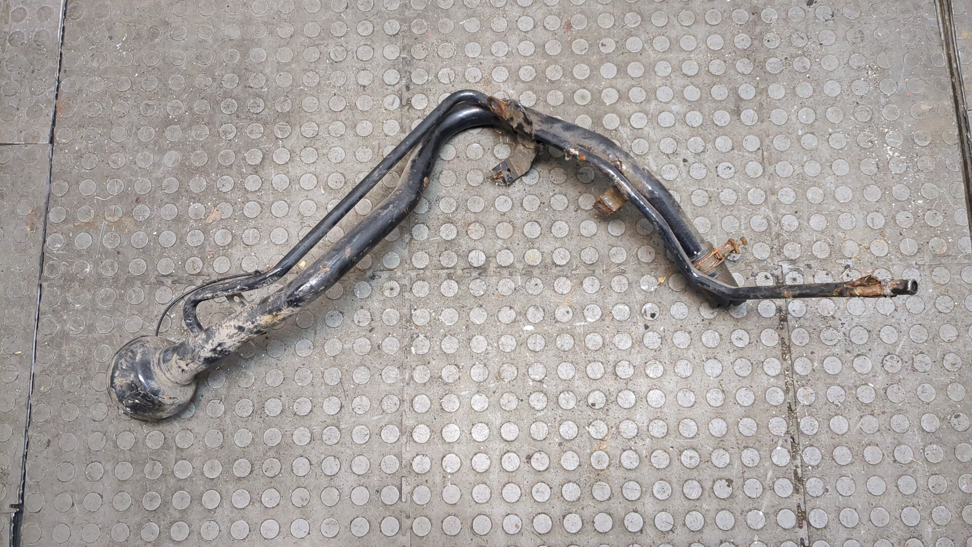 Горловина топливного бака