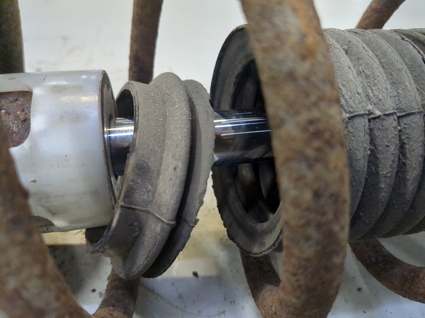 Амортизатор передний правый