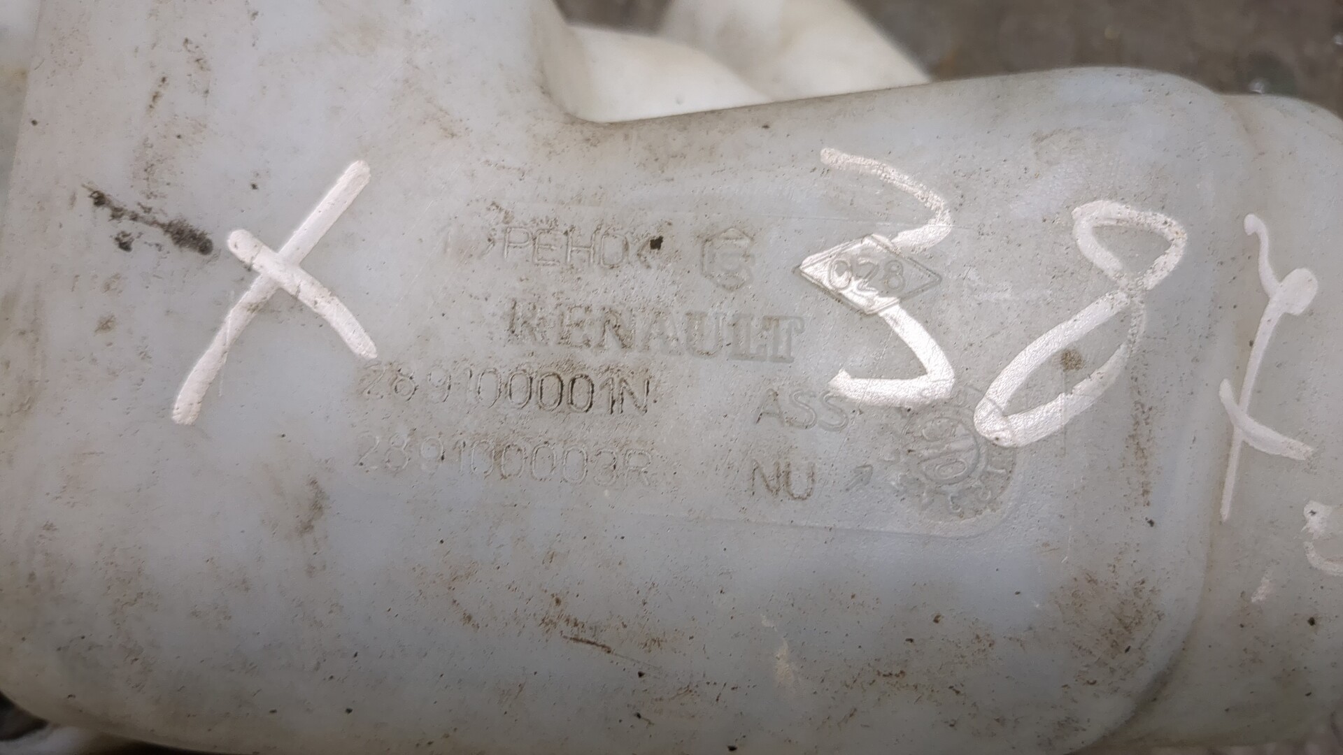 Бачок омывателя лобового стекла