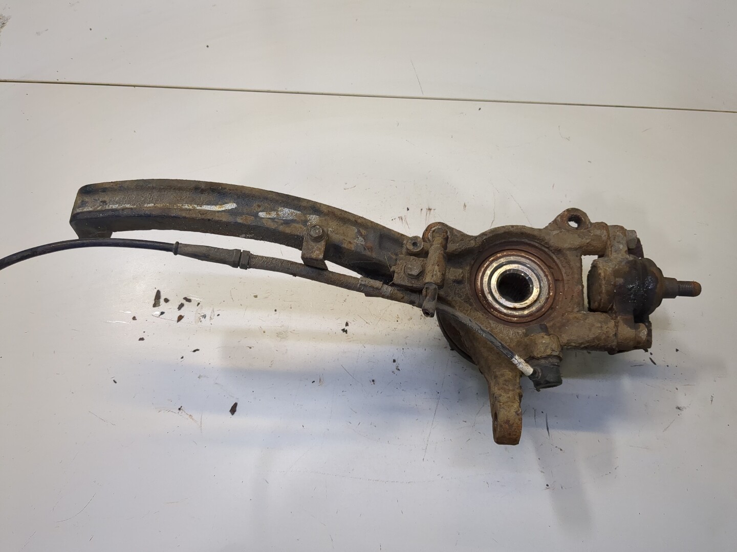 Кулак поворотный передний левый