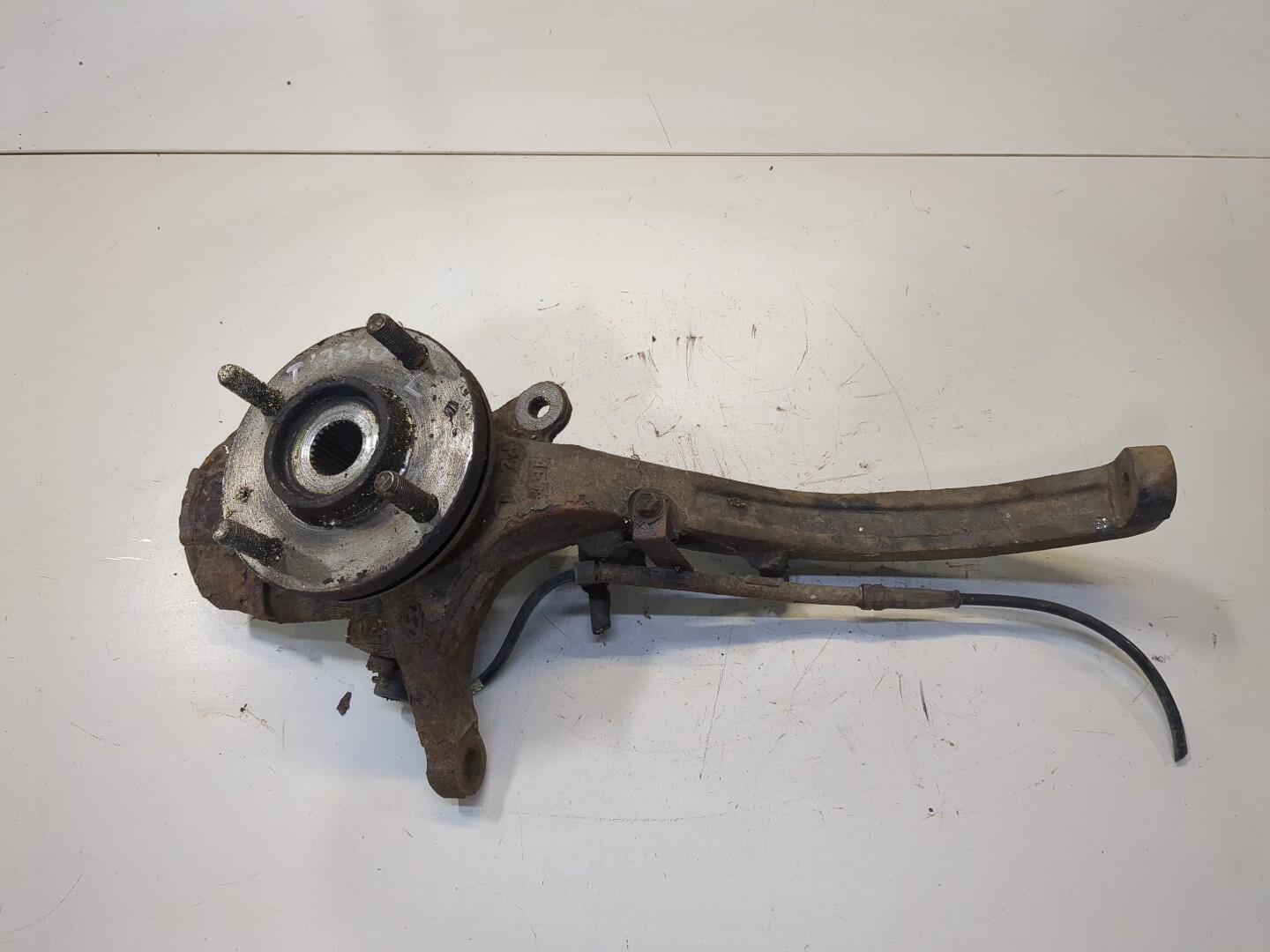 Кулак поворотный передний левый