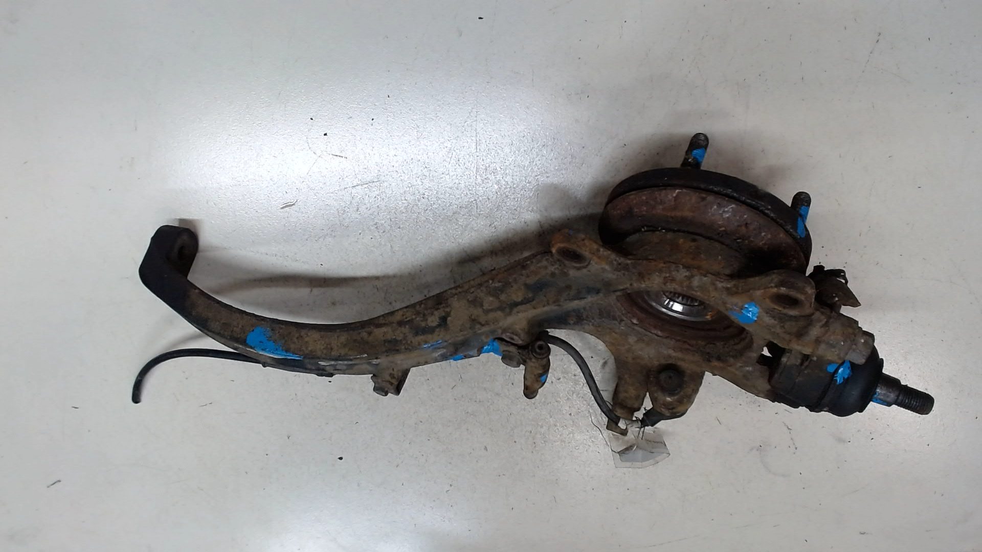 Кулак поворотный передний левый