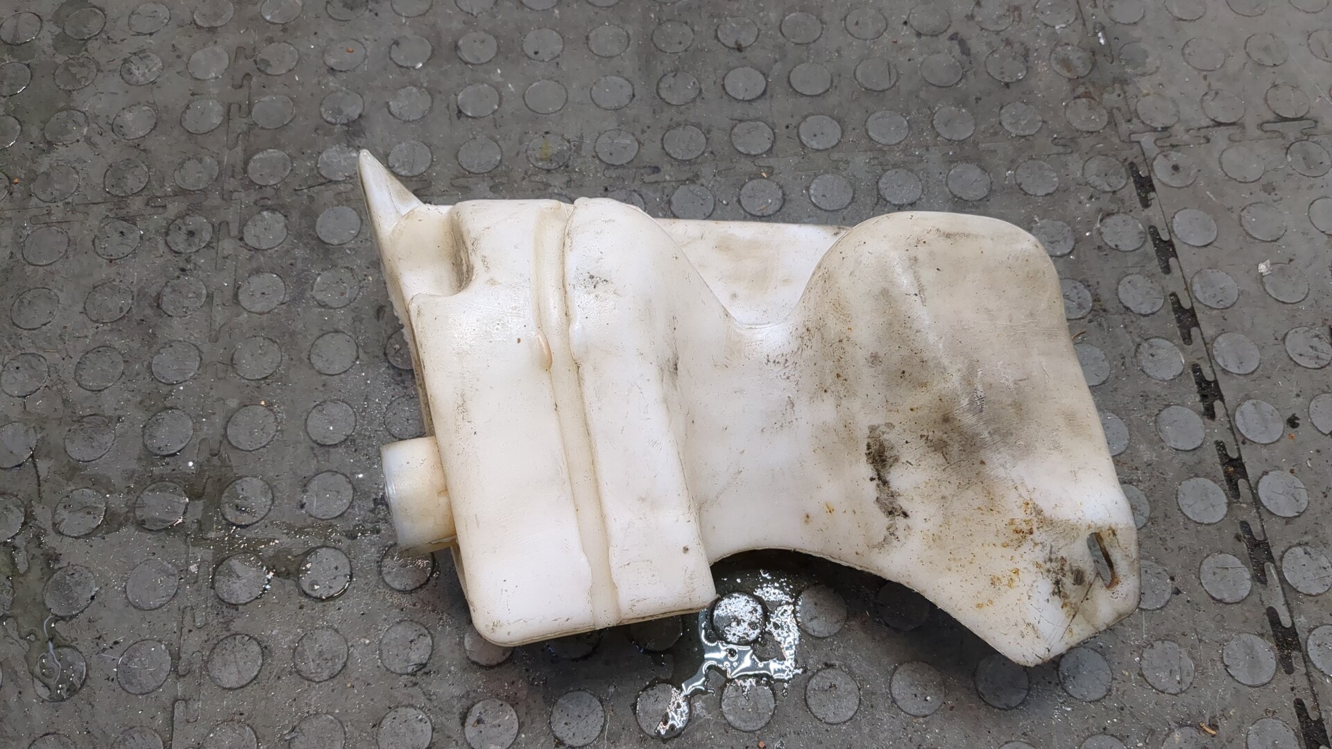 Бачок омывателя лобового стекла