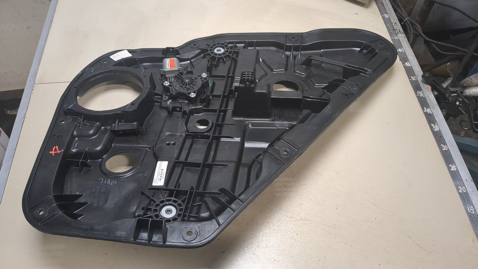 Стеклоподъемник электр. задний правый