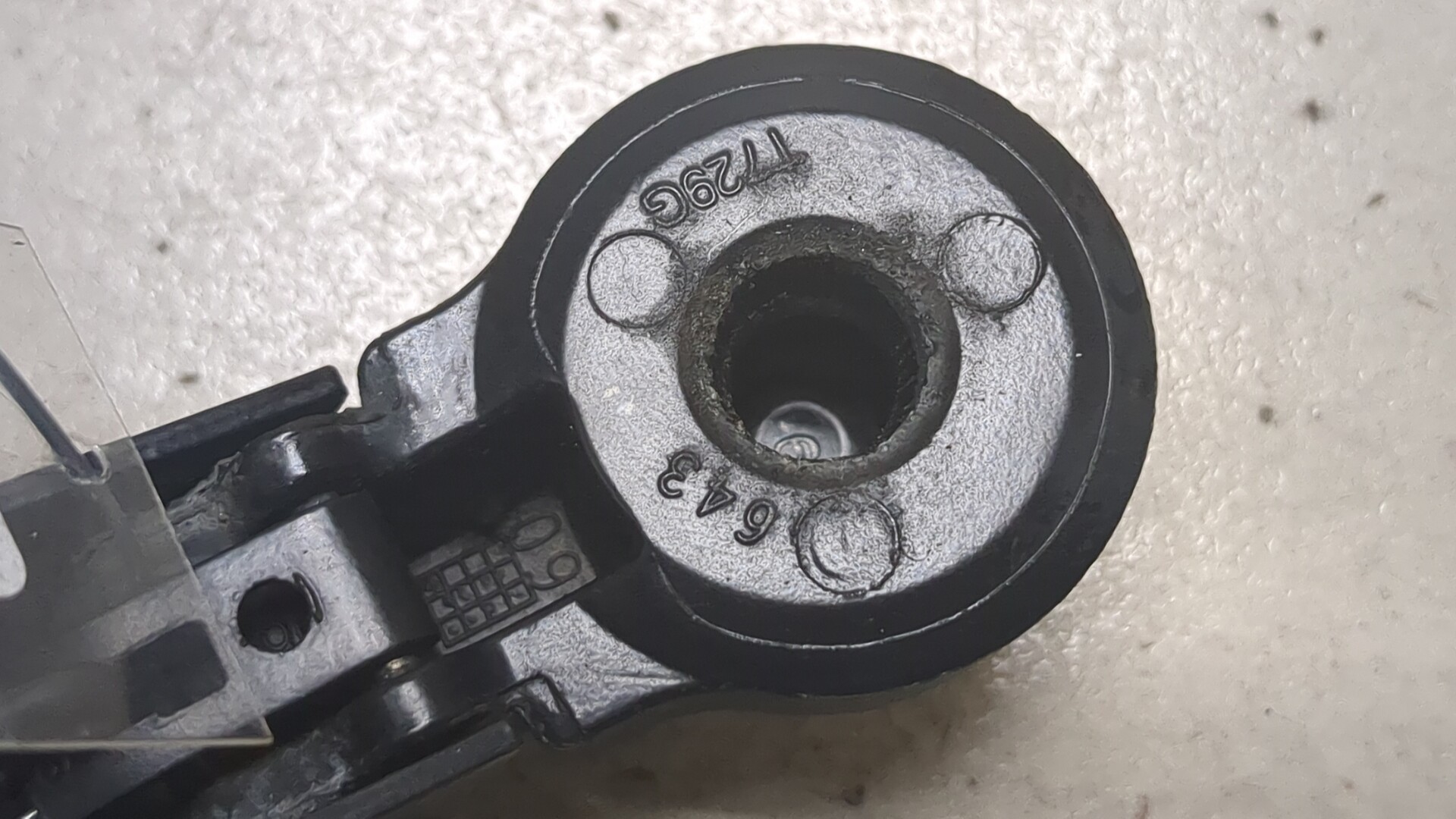 Поводок стеклоочистителя заднего