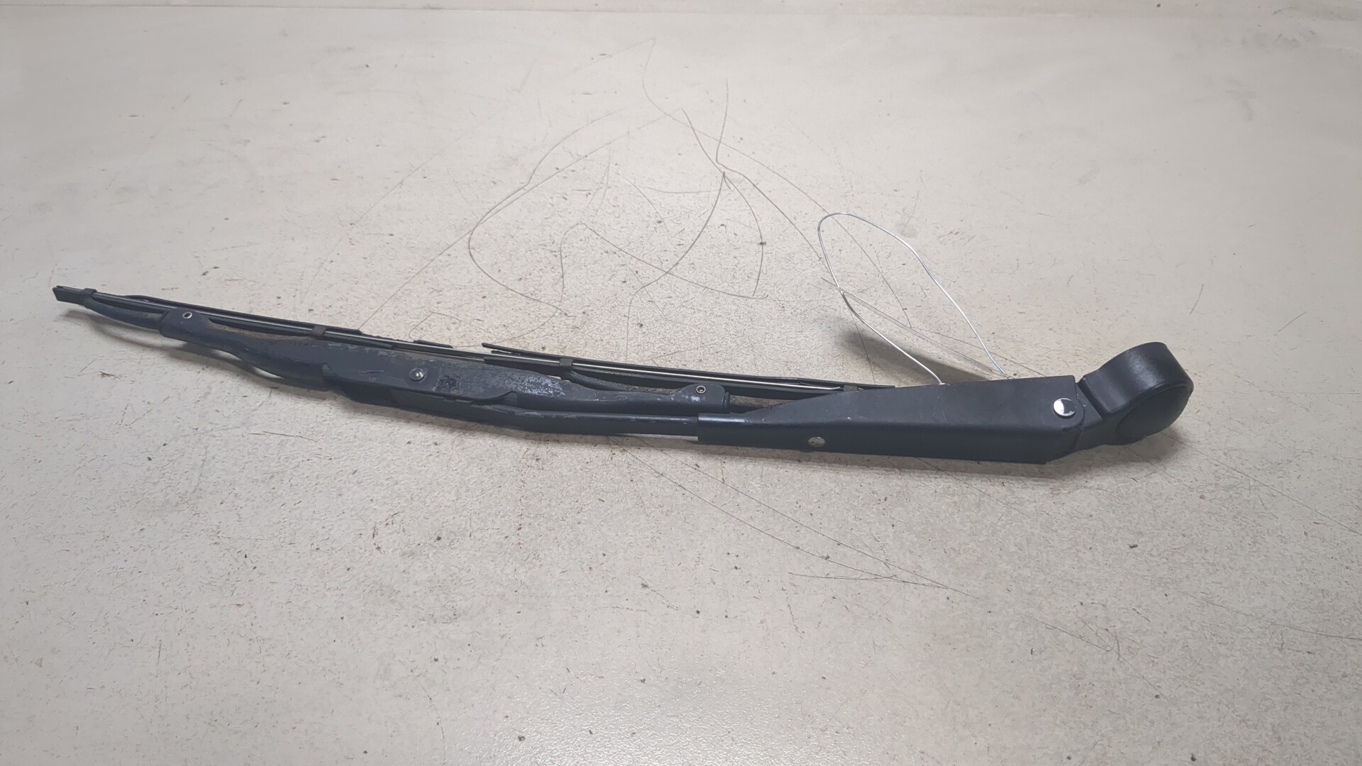 Поводок стеклоочистителя заднего