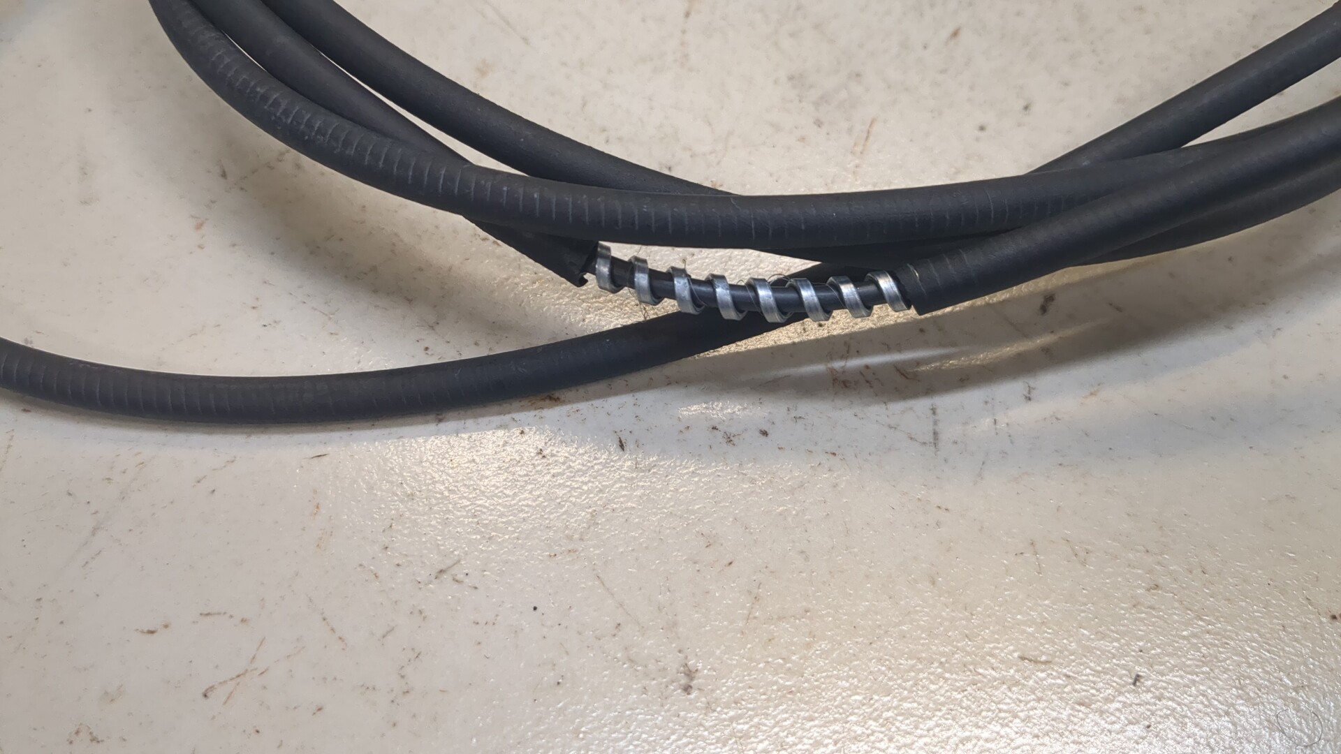 Трос открывания капота