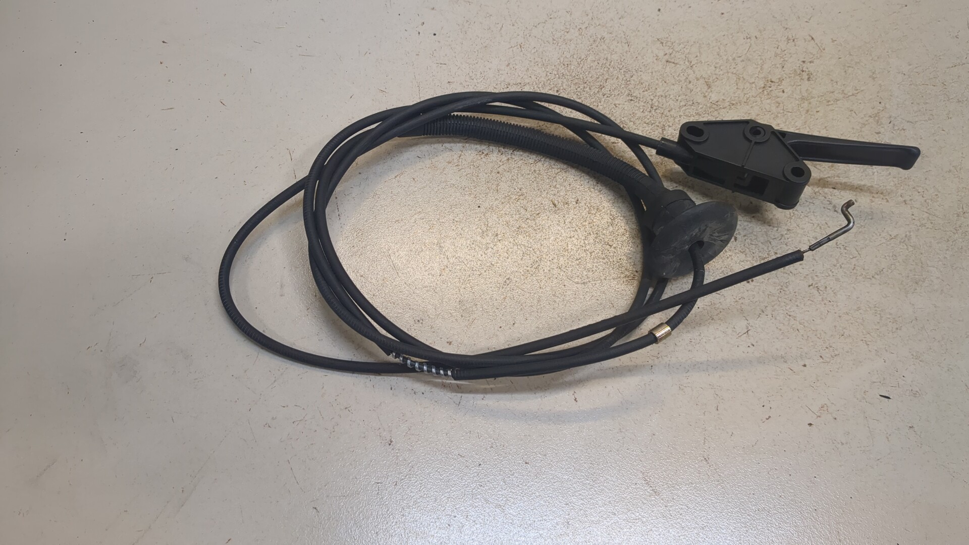 Трос открывания капота