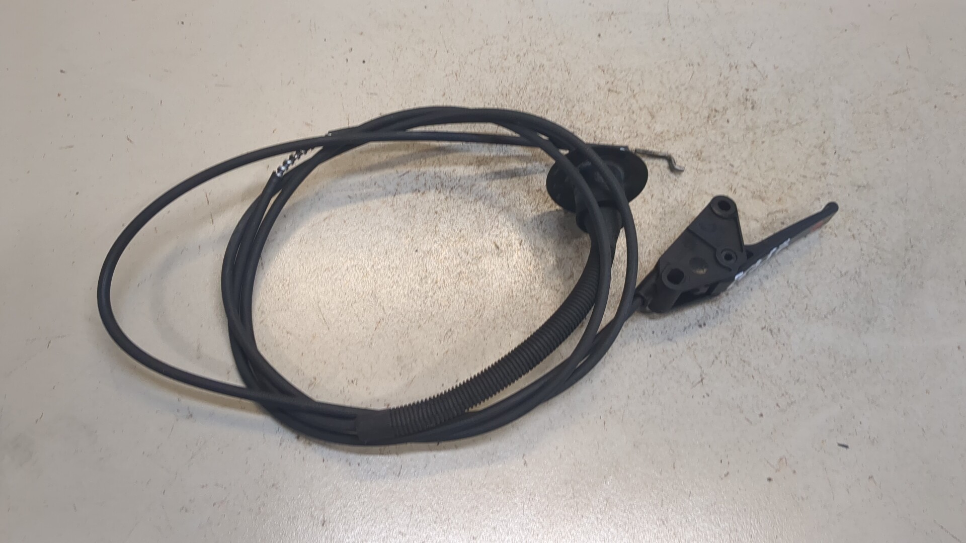 Трос открывания капота