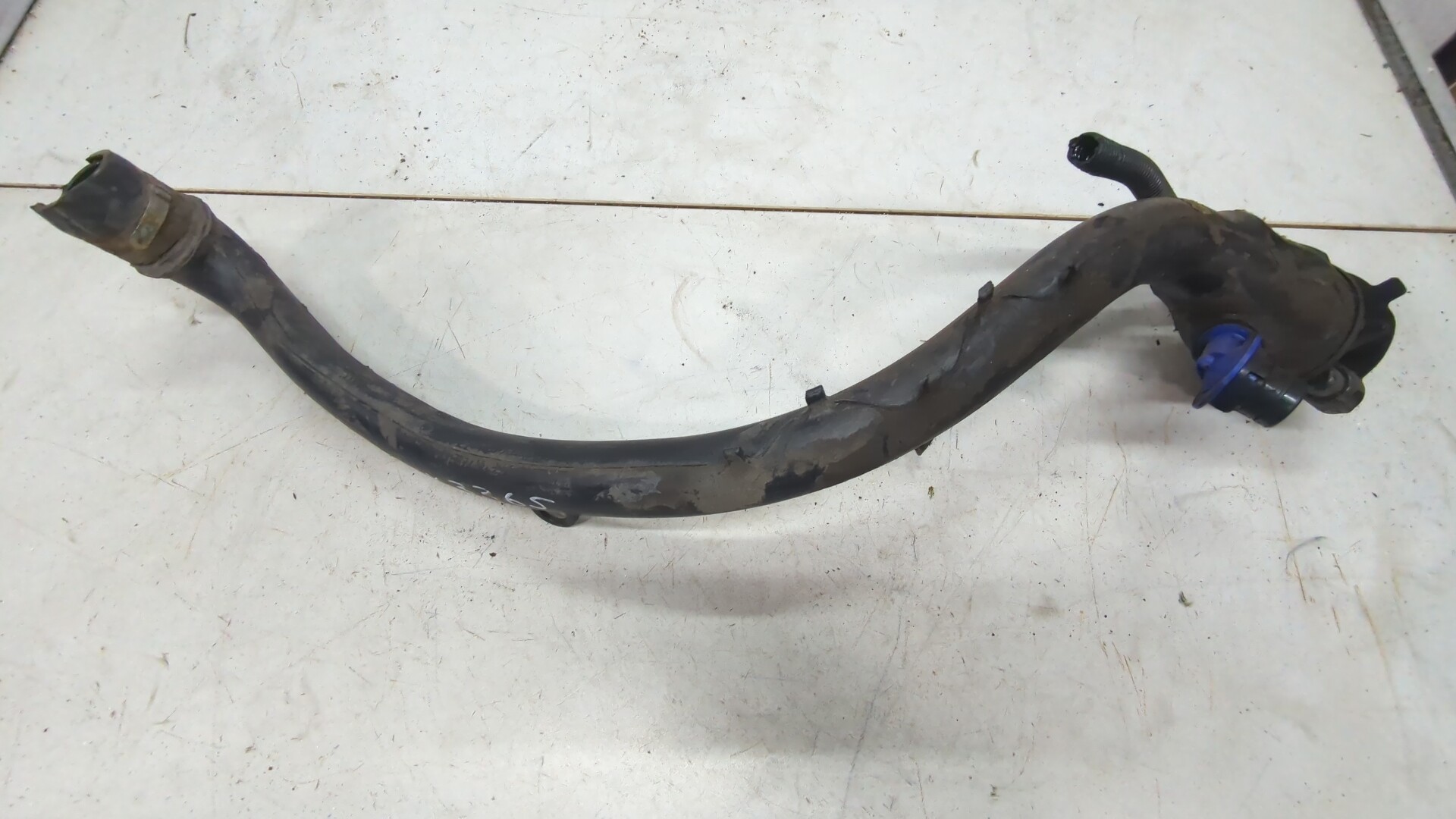 Горловина топливного бака