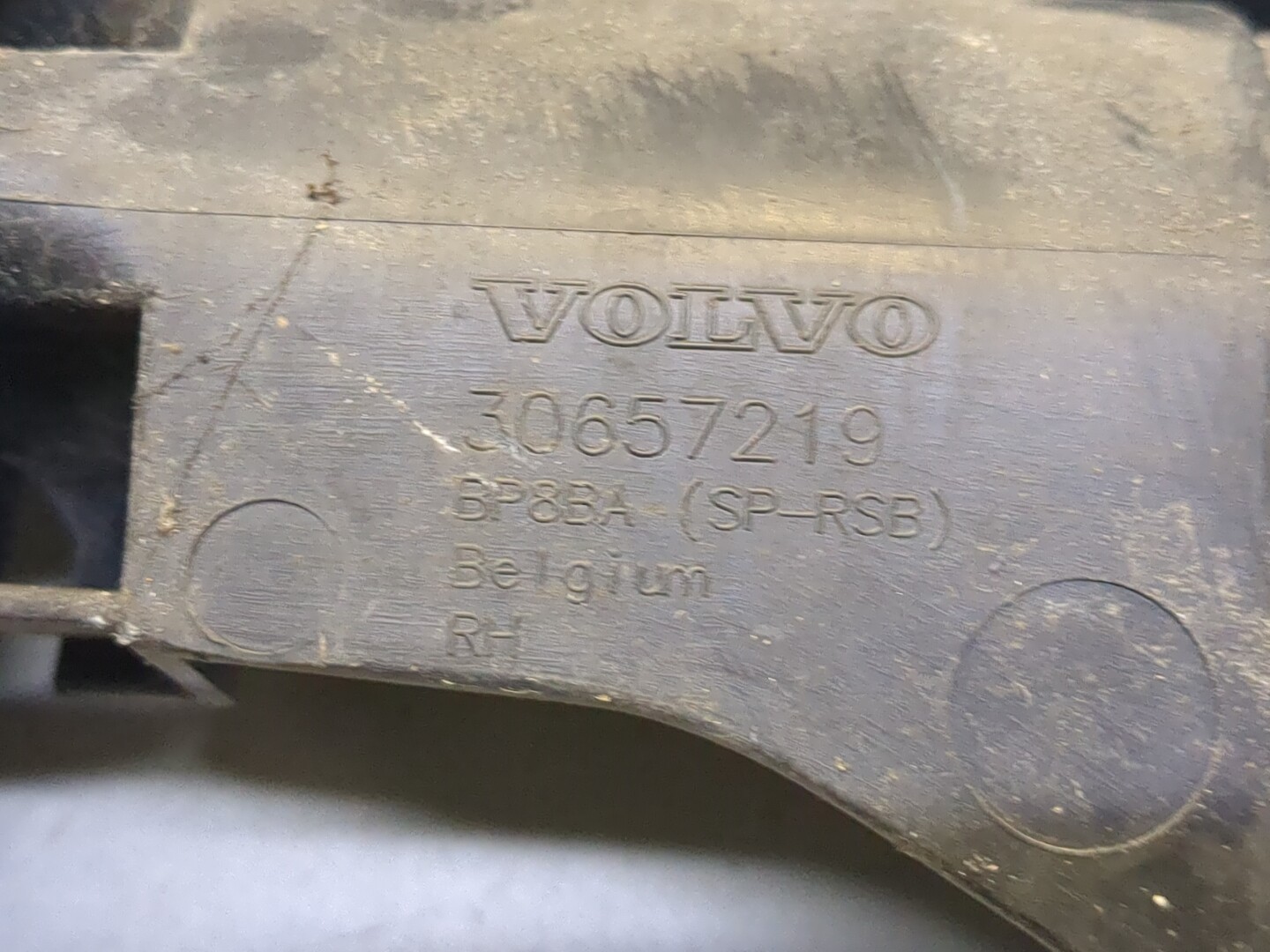 Кронштейн заднего бампера правый