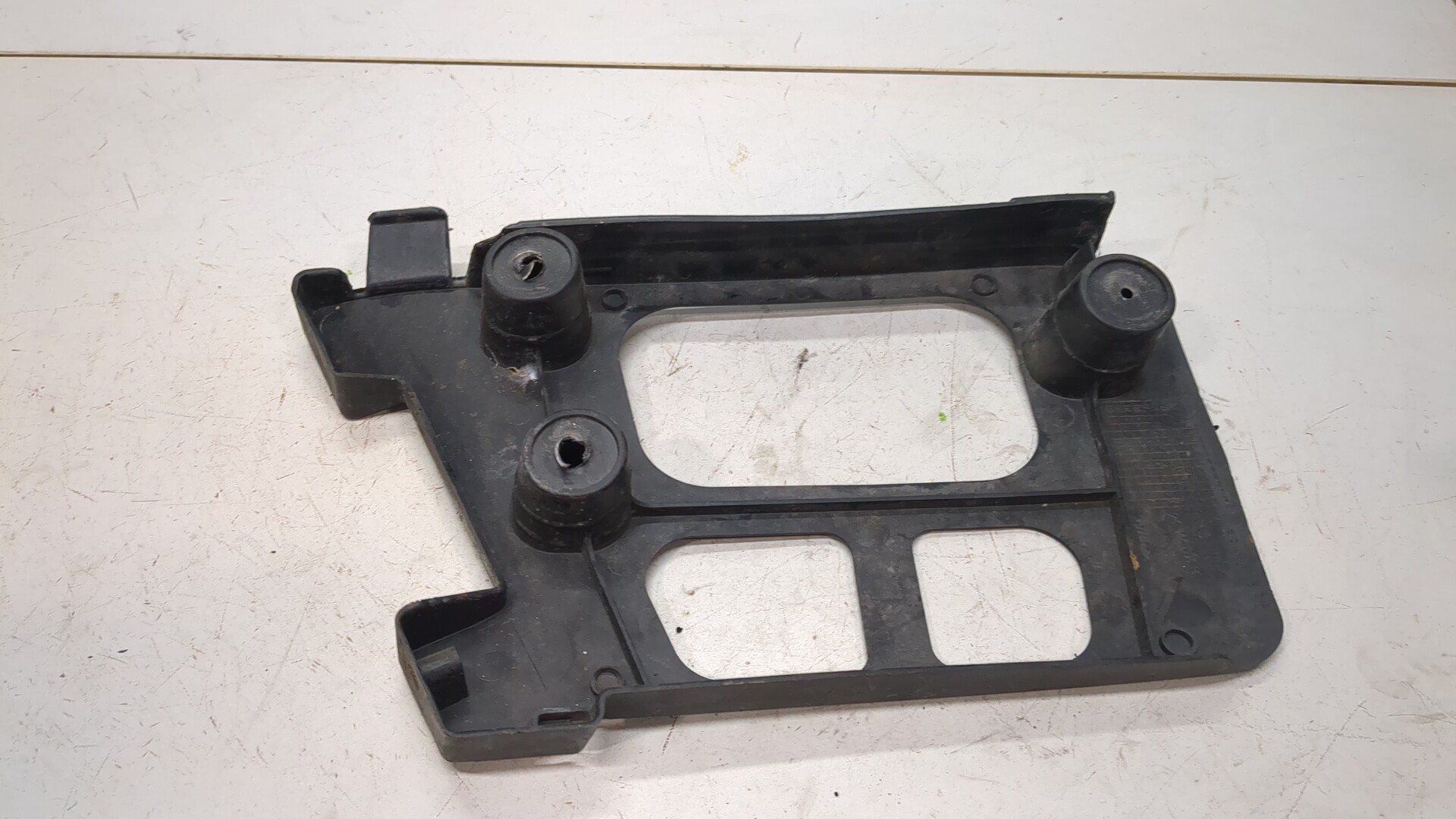 Кронштейн заднего бампера правый