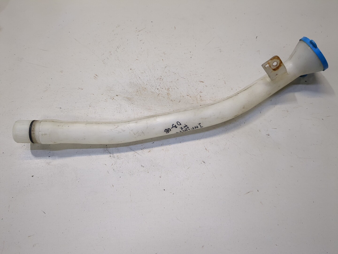 Горловина бачка омывателя