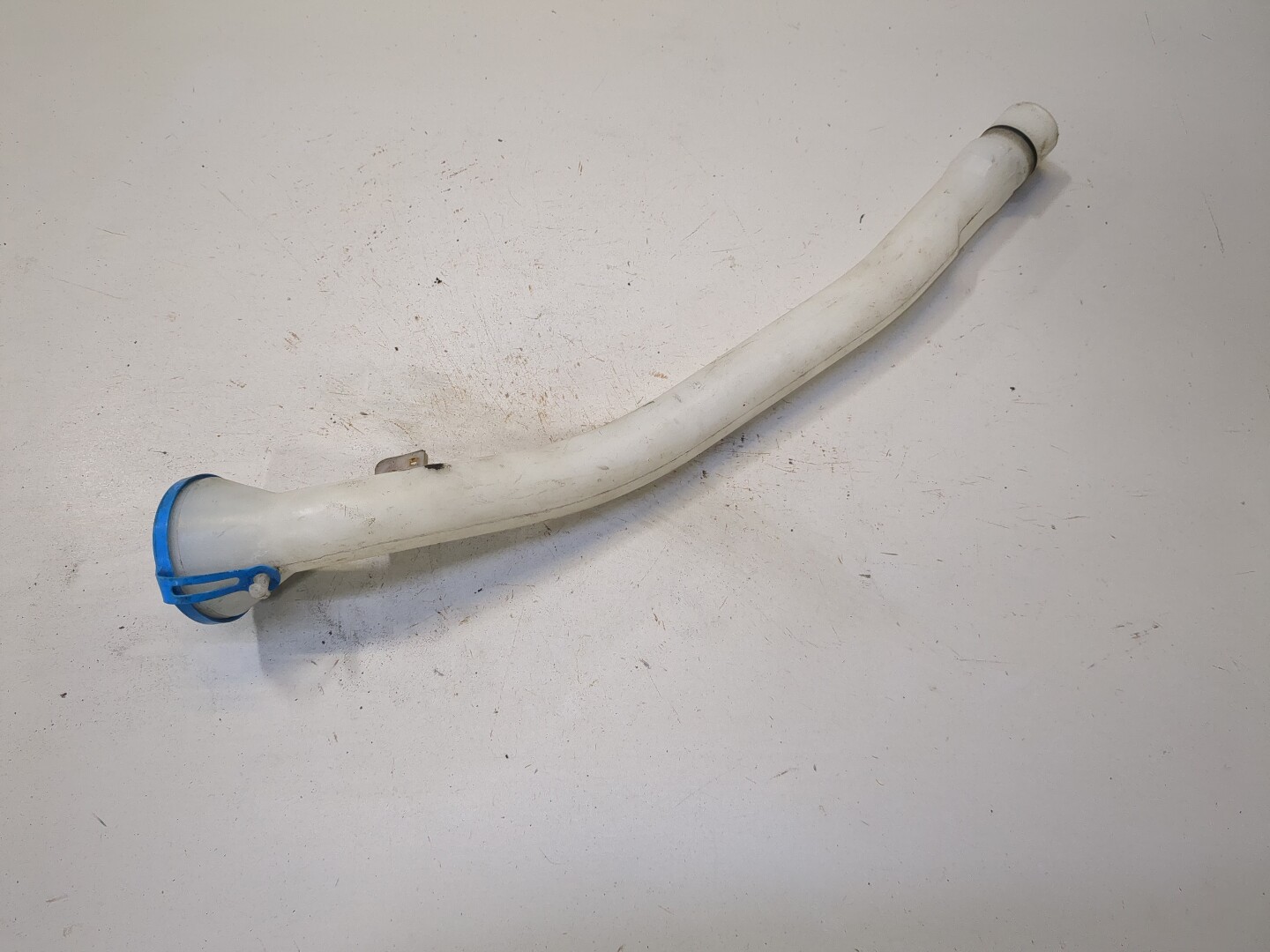 Горловина бачка омывателя