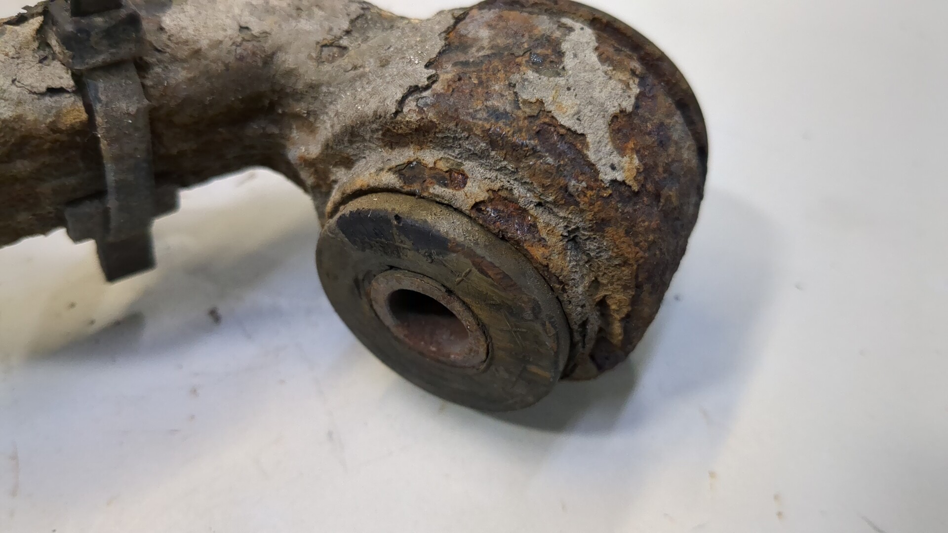 Рычаг передний левый