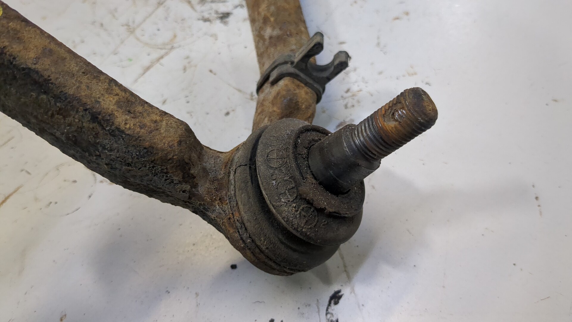 Рычаг передний левый