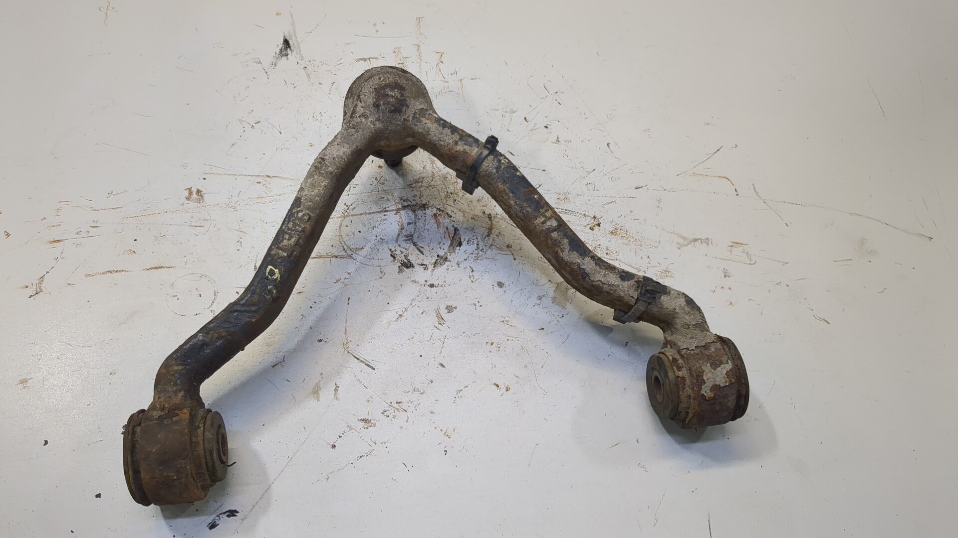 Рычаг передний левый