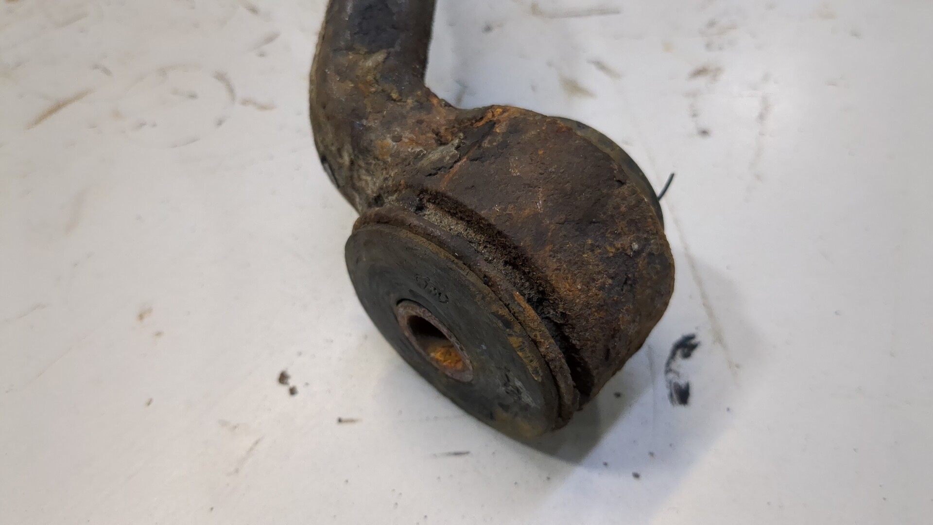 Рычаг передний левый