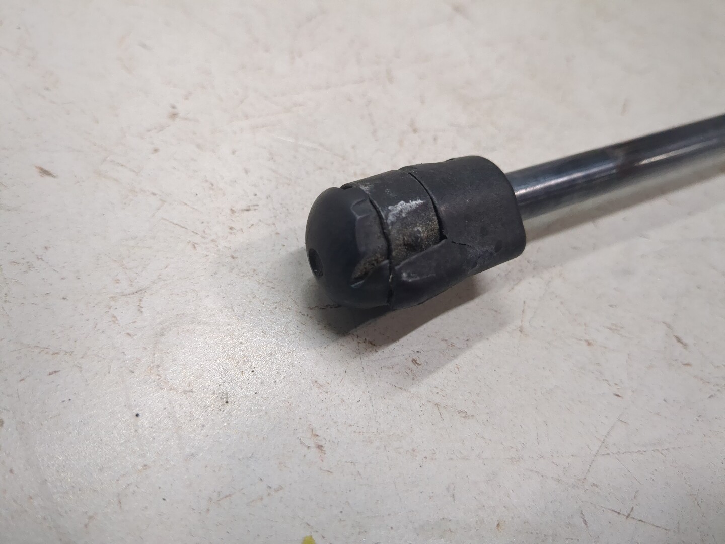 Амортизатор крышки багажника