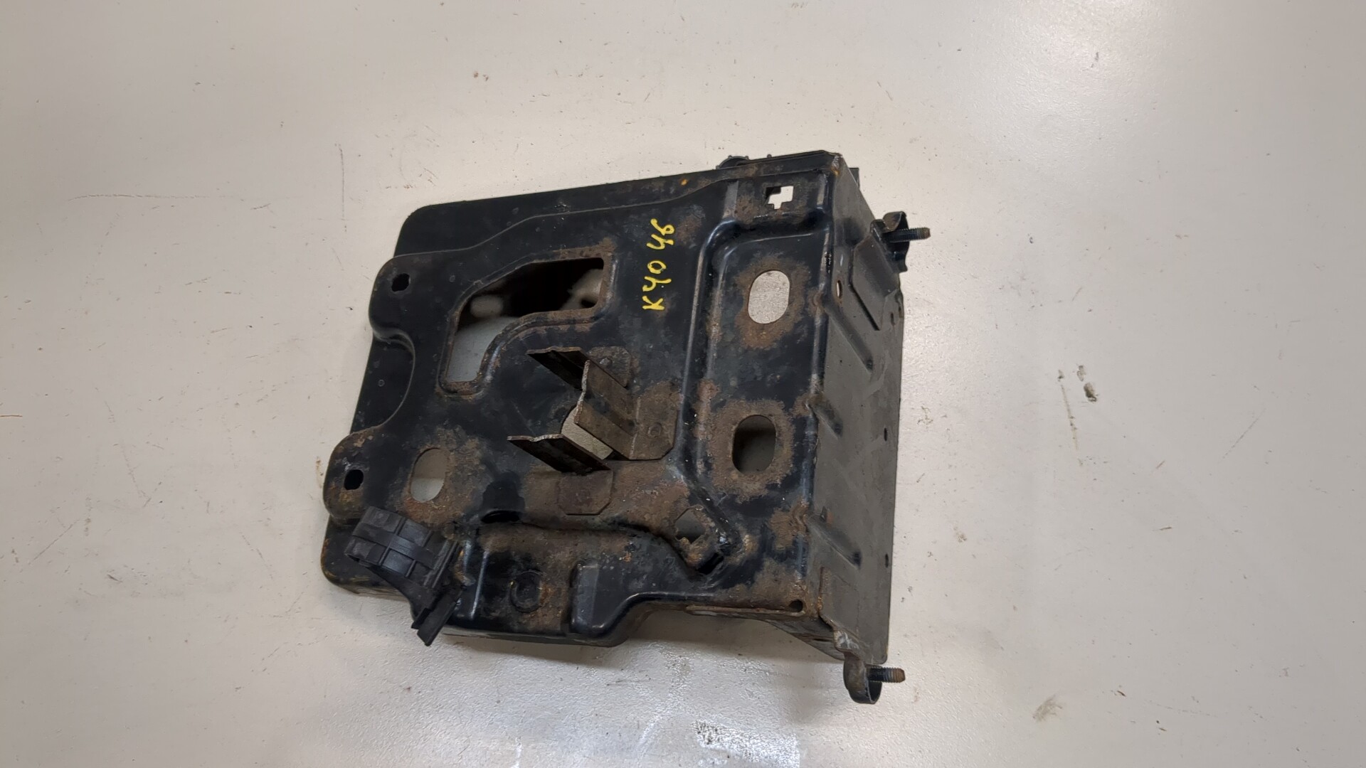 Площадка под аккумулятор (АКБ)