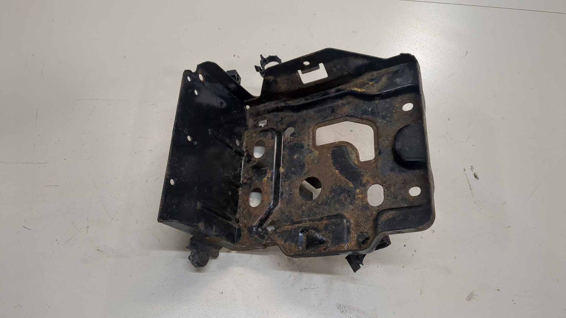 Площадка под аккумулятор (АКБ)