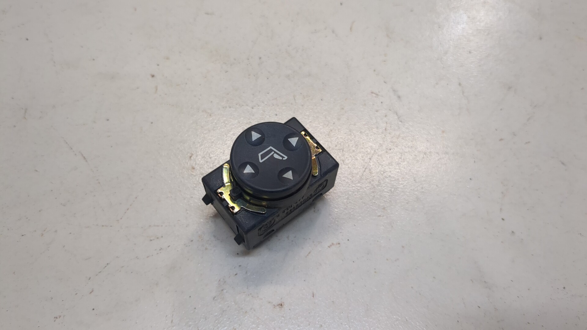 Кнопка регулировки сидения