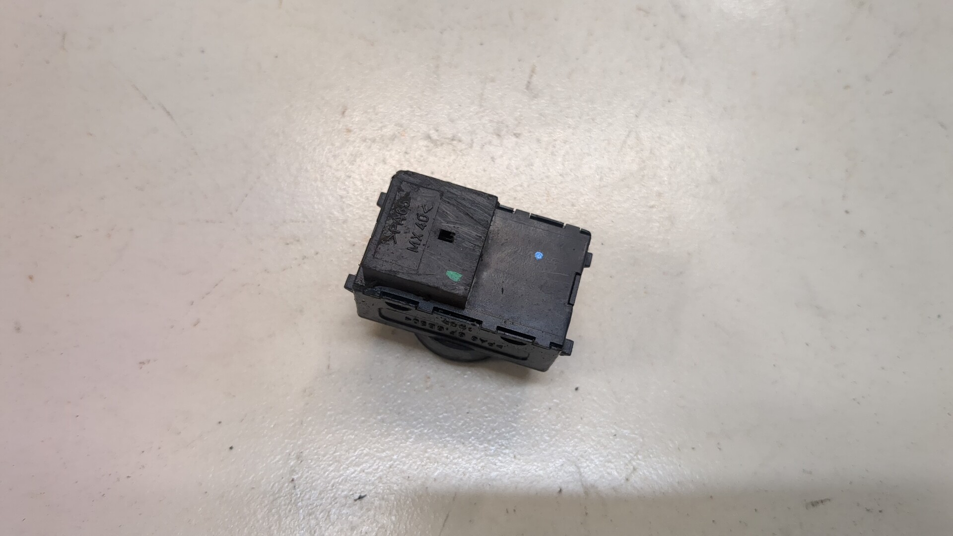 Кнопка регулировки сидения