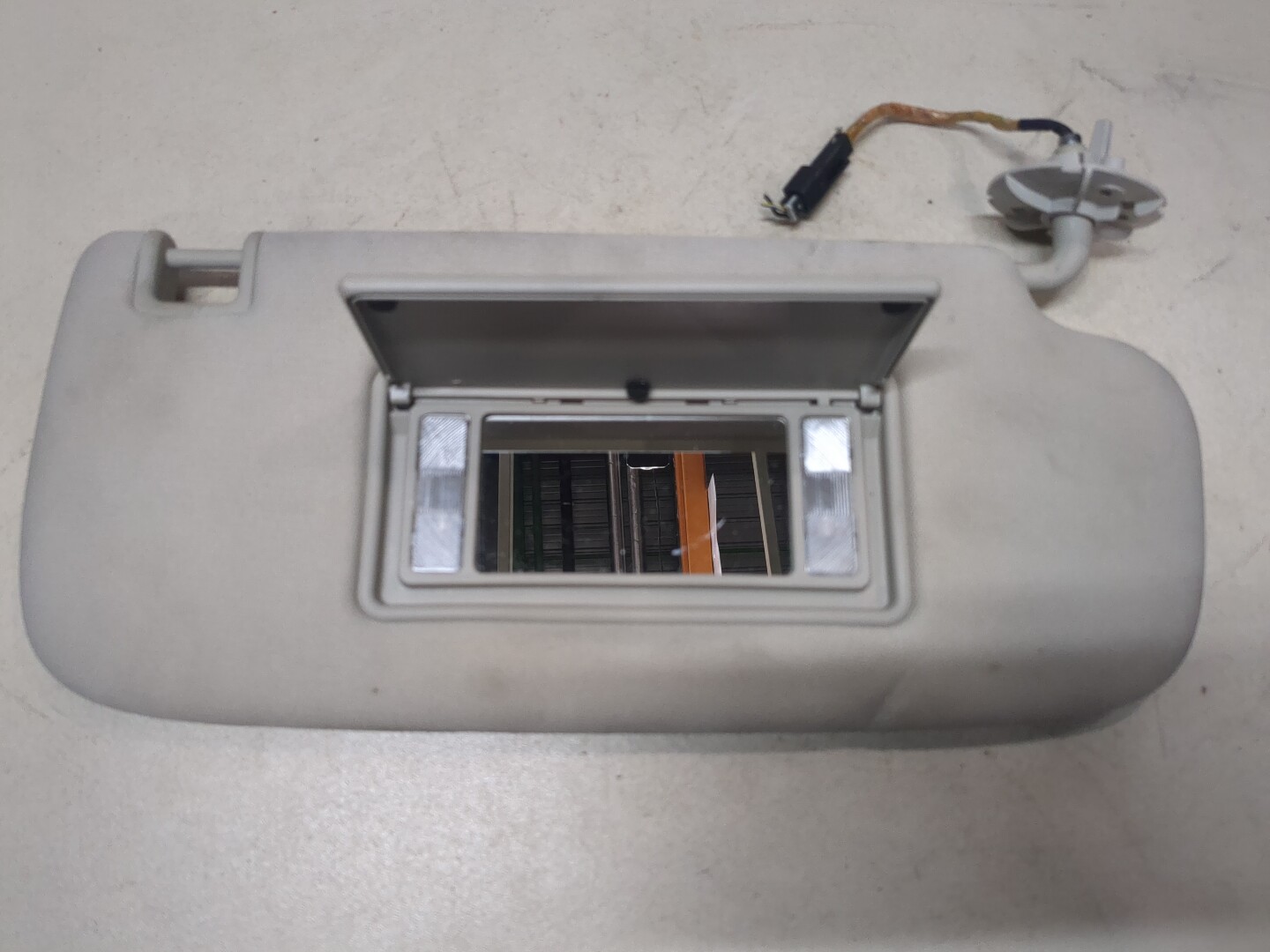 Козырек солнцезащитный