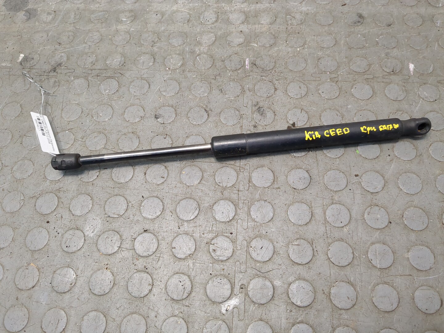 Амортизатор крышки багажника