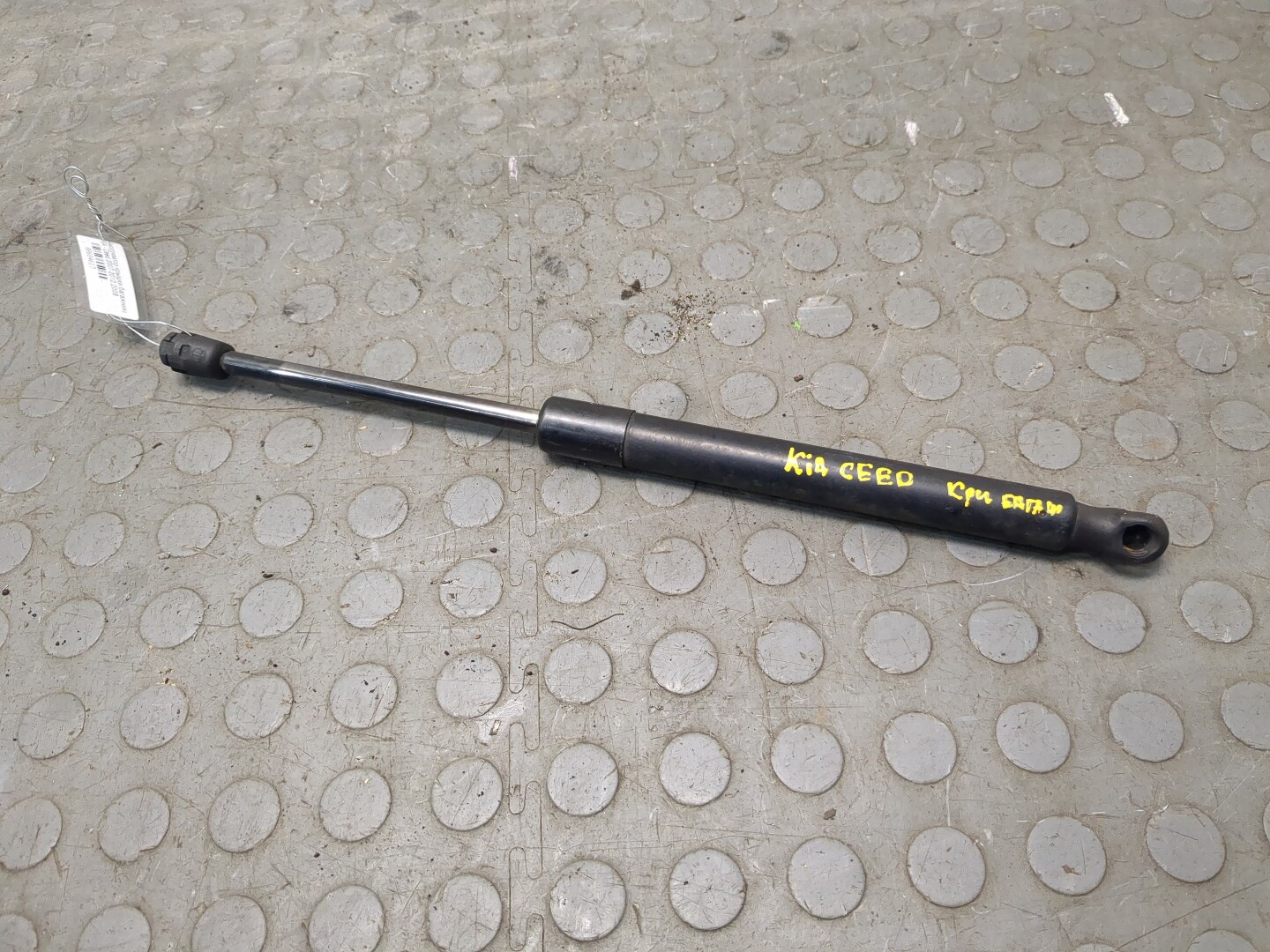 Амортизатор крышки багажника