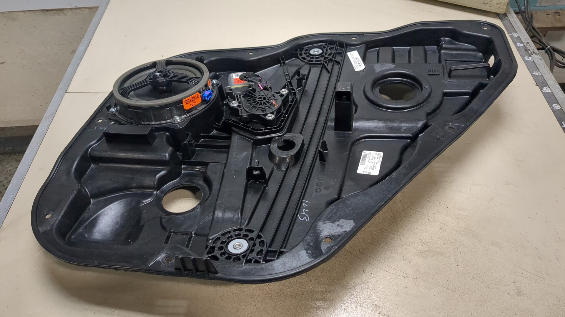 Стеклоподъемник электр. задний правый