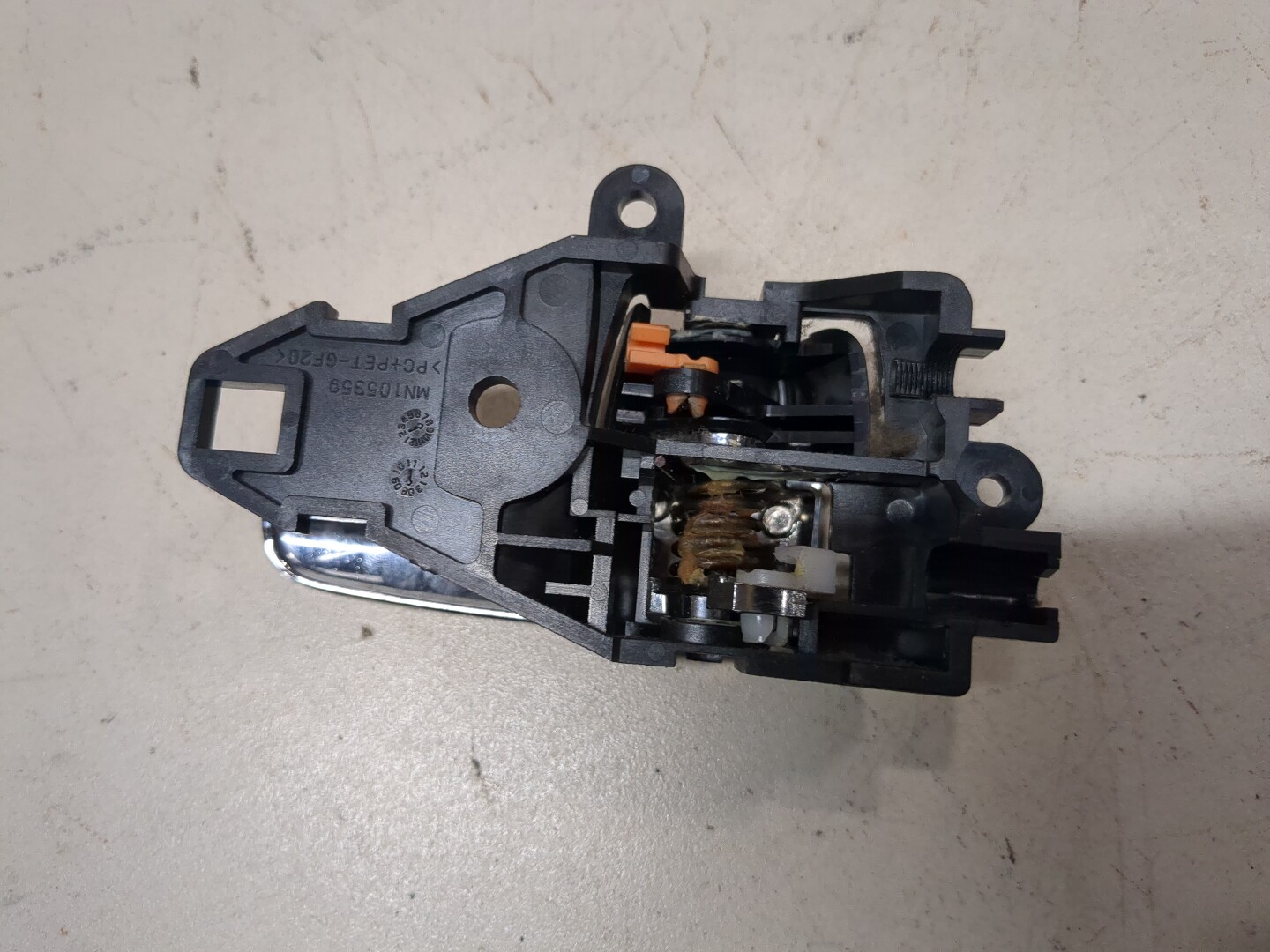 Ручка двери задней внутренняя левая