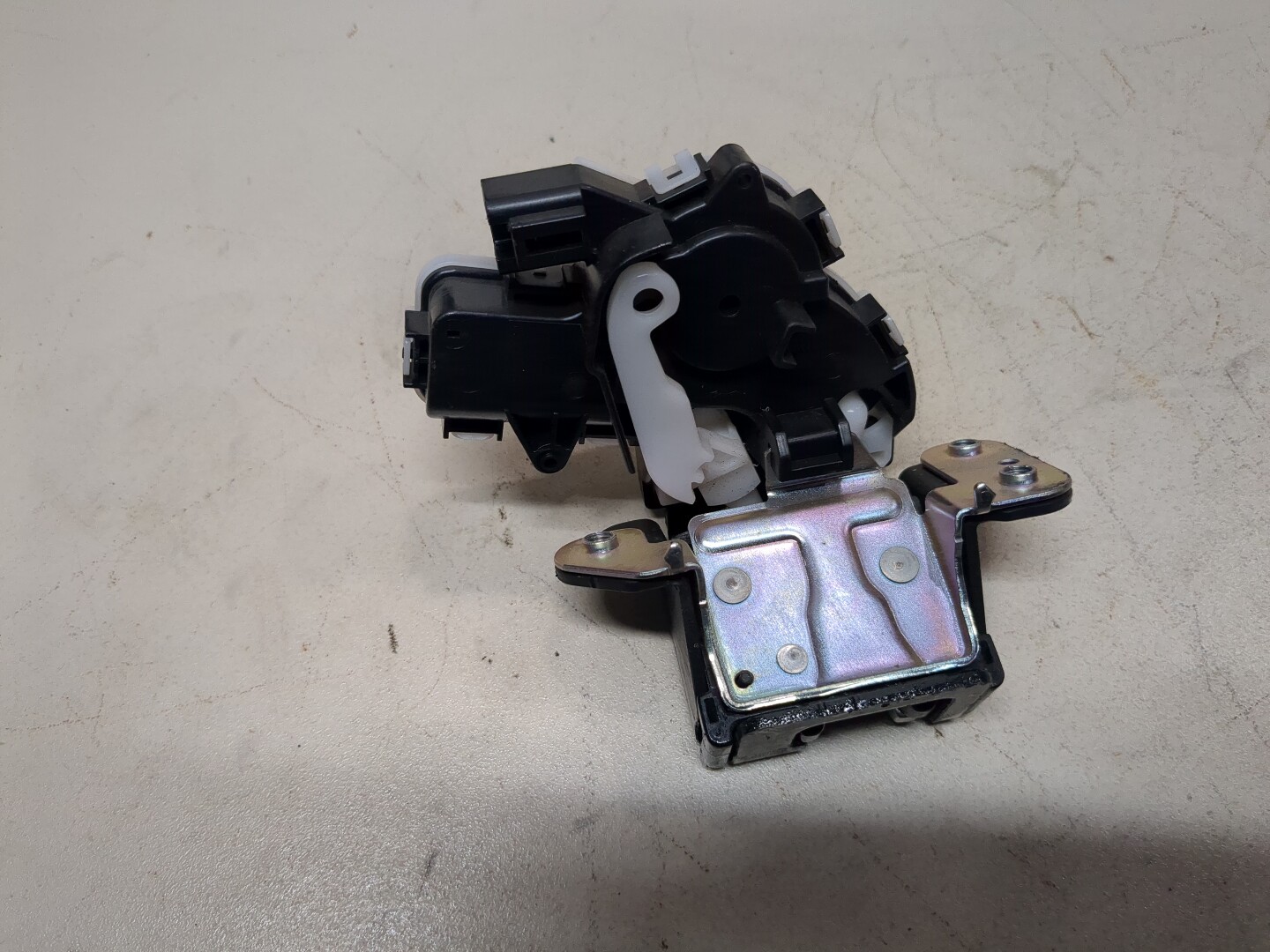 Замок багажника