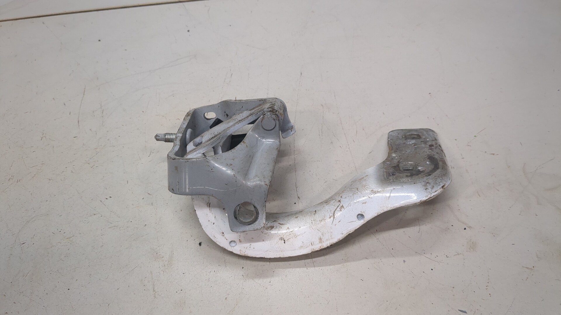 Петля крышки багажника