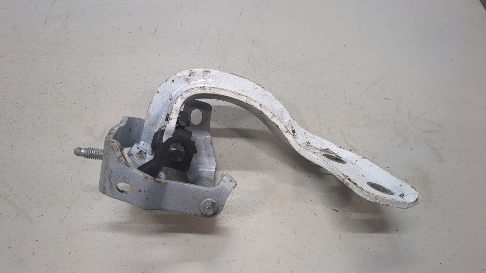 Петля крышки багажника